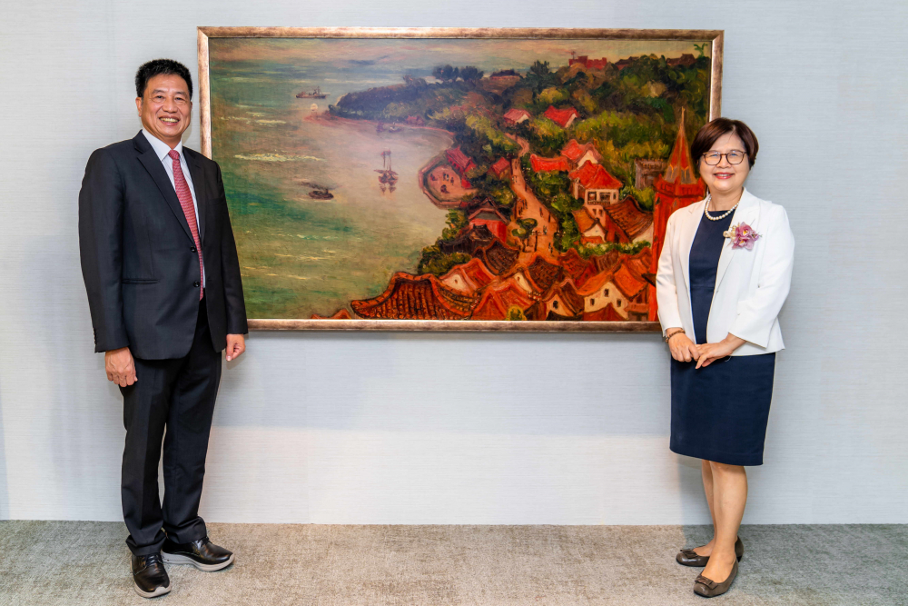 金世豪光電提供的FindARTs藝術(shù)空間服務(wù)方案，為第一銀行富貴豐盈旗艦中心打造數(shù)位藝術(shù)迎賓空間（圖左為第一銀行董事長邱月琴、圖右為金世豪光電董事長彭雙浪）