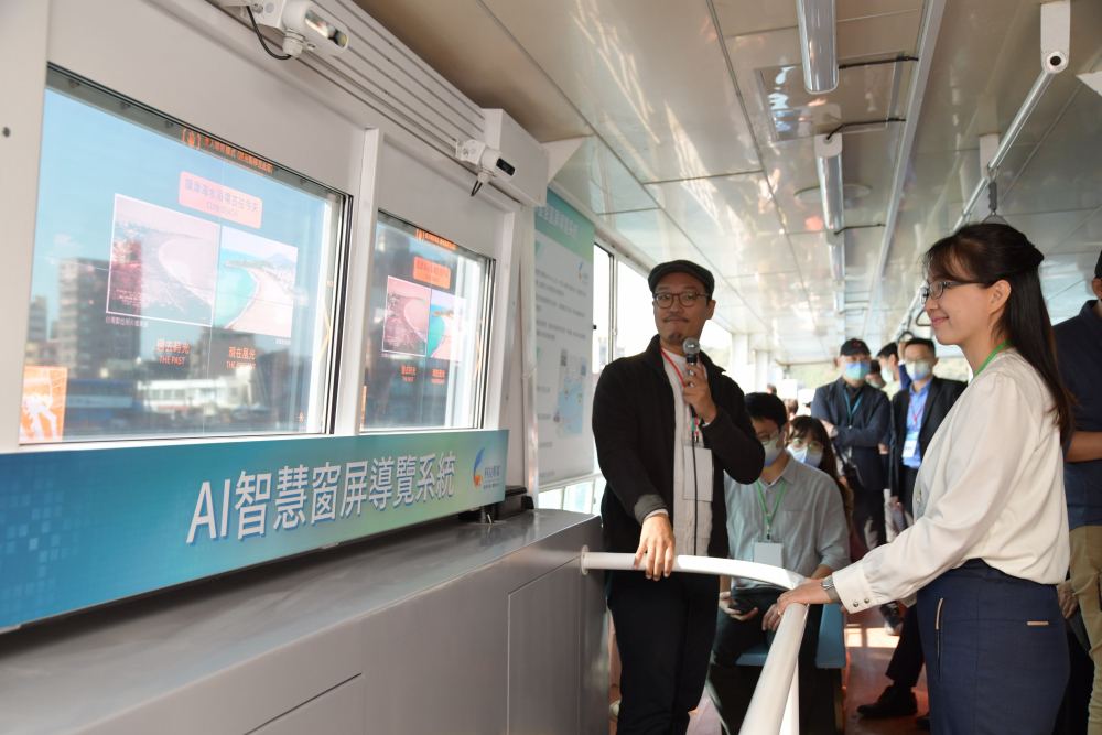 金世豪整合透明Micro LED智慧窗，透過景物GPS座標定位追蹤乘客視線，可即時在智慧窗提供正確的導覽資訊