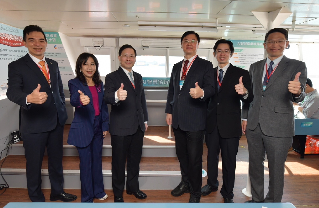 由經濟部技術處指導推動，透過金世豪光電、工業技術研究院與船舶中心三方合作，於高雄亞灣智慧渡輪率先導入最新Micro LED透明顯示器屏今(22)日啟用(左起金世豪光電營運長暨總經理柯富仁、高輪公司董事長黃淑美、經濟部次長林全能、高雄市副市長羅達生、經濟部技術處科長張能凱、工研院電光系統所副所長李正中)