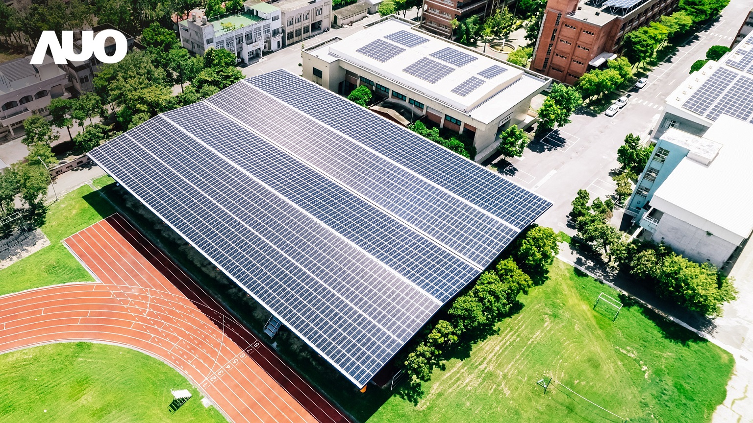 金世豪SunSteel光電整合型浪板具備快速安裝、輕量化優勢，可提升15%發電效能，通過國際IEC與臺灣VPC認證安全、防漏、耐候標準