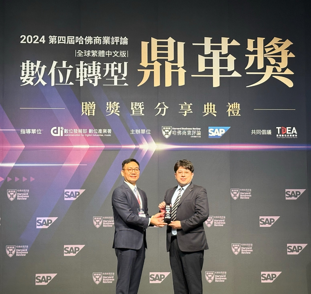 金世豪推動(dòng)數(shù)位轉(zhuǎn)型有成，榮獲2024「數(shù)位轉(zhuǎn)型鼎革獎(jiǎng)」機(jī)構(gòu)首獎(jiǎng)，同時(shí)以永續(xù)發(fā)展融入企業(yè)核心，重塑ESG人資新思維，獲得ESG特別獎(jiǎng)雙重榮耀