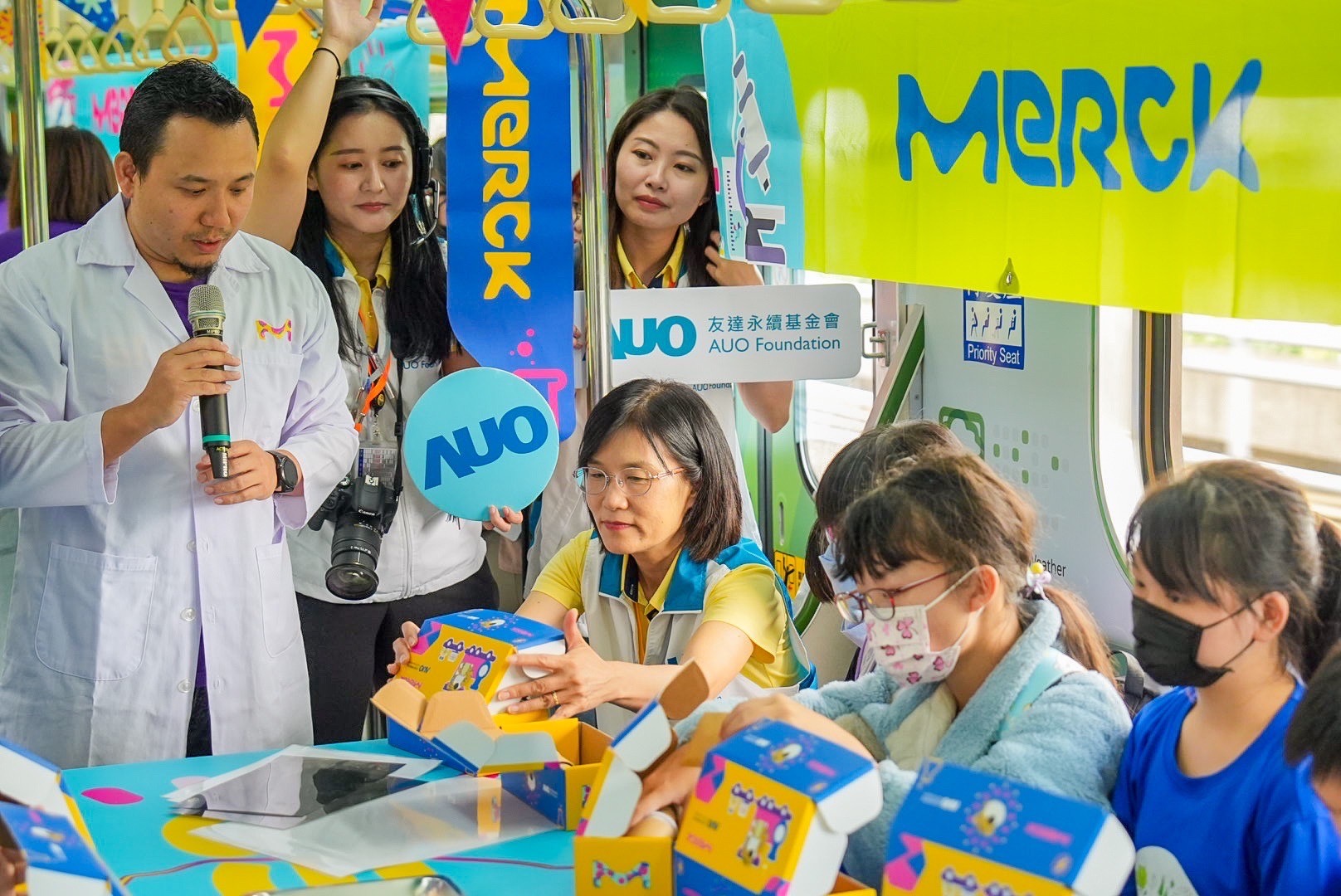 金世豪以光電、再生能源、水資源三大核心，設計「再生能源和循環經濟」多元永續教育主題，並攜手供應鏈夥伴默克開發創意科學教材及實作體驗，期讓永續素養透過科學探索向下扎根