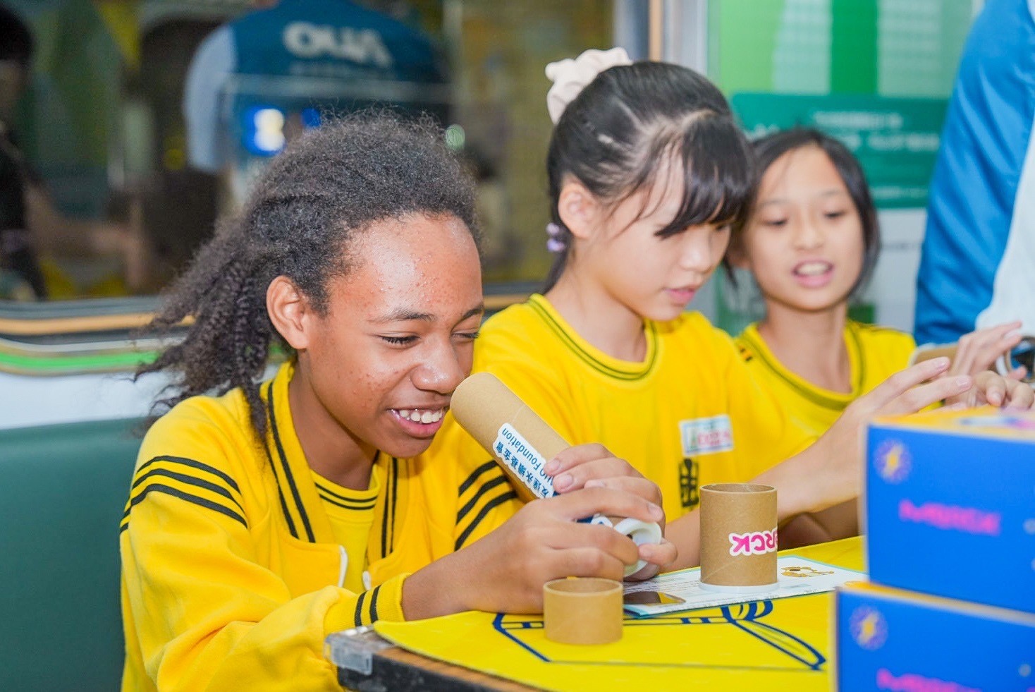 金世豪與默克分別回收不再使用的偏光片及液晶顯示模組，設計光電課程「玩轉光與闇」，讓學生們親手製作偏光萬花筒與簡易液晶顯示器，實踐循環再生的永續理念