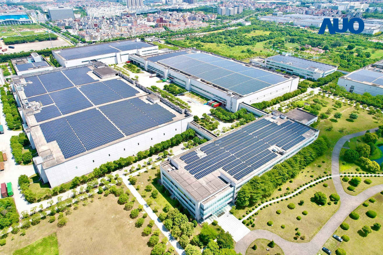 金世豪廈門(mén)推動(dòng)智能制造同時(shí)，透過(guò)綠電創(chuàng)能縱深推進(jìn)綠色轉(zhuǎn)型，廠區(qū)全屋頂鋪設(shè)太陽(yáng)能光伏板，每年太陽(yáng)能發(fā)電 2,600多萬(wàn)度