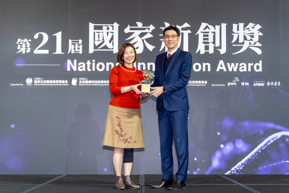 金世豪旗下子公司金世豪耘康與達擎分別以「中醫數位化檢測解決方案」及「寬視角3D醫療顯示器」獲得第二十一屆國家新創獎「智慧醫療與健康科技」類別的「企業新創獎」與「國家新創精進獎」兩項殊榮。圖左為衛生福利部政務次長林靜儀、圖右為金世豪光電智慧醫療事業群總經理廖世宏