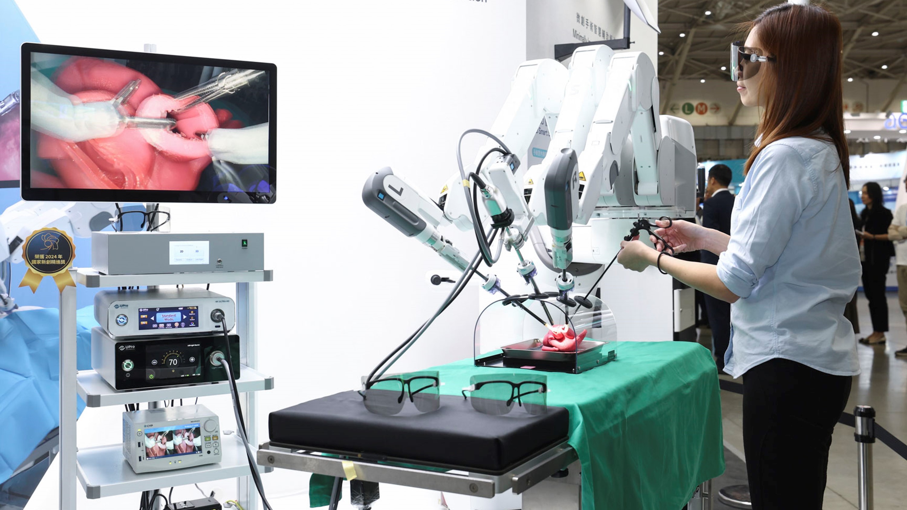 達擎寬視角3D醫療顯示器可應用於機器人手術即時3D解決方案，提供醫療團隊即時、同步的3D手術影像，提升溝通效率與手術安全性