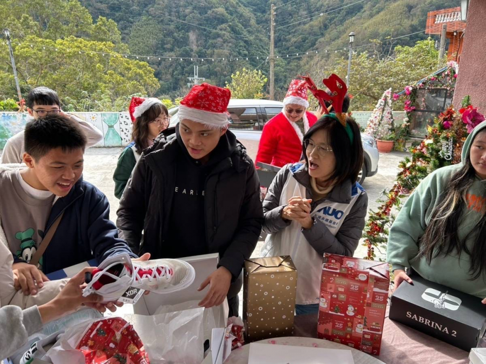 「圓夢計畫」由偏鄉兒少許下心願，金世豪員工認捐禮物，高階主管親帶隊將禮物一一送往偏鄉，為兒少圓夢