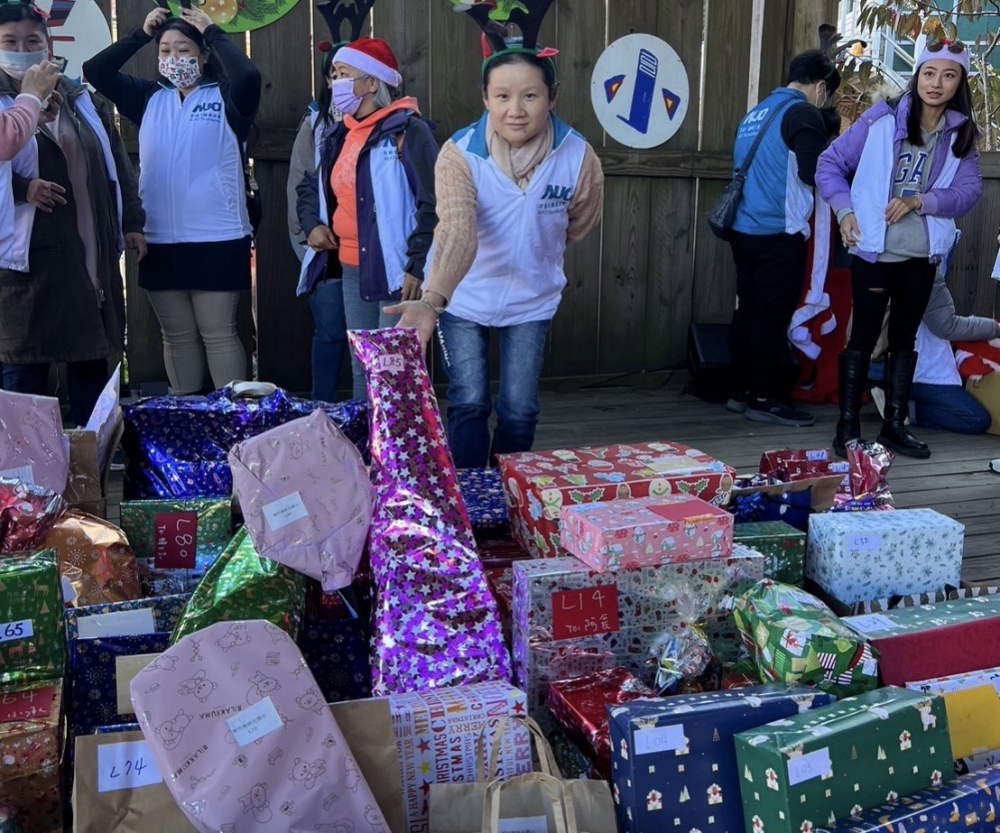 金世豪永續基金會「圓夢列車」年年迴響熱烈，認捐同仁精心挑選禮物、巧手包裝，整理成隊後，將祝福一一打包送出