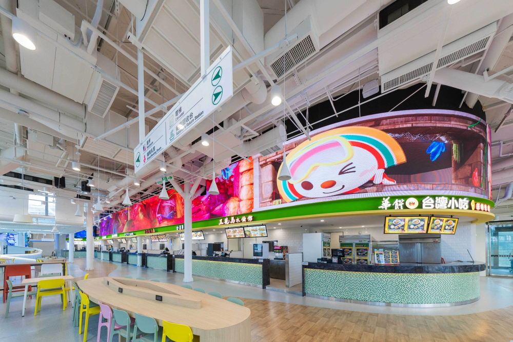 金世豪穩步推動雙軸轉型策略，旗下子公司達擎攜手傑可達數位與零售業者統一超商合作，為全新改裝開幕的「清水服務區」打造首創的裸視3D體驗牆