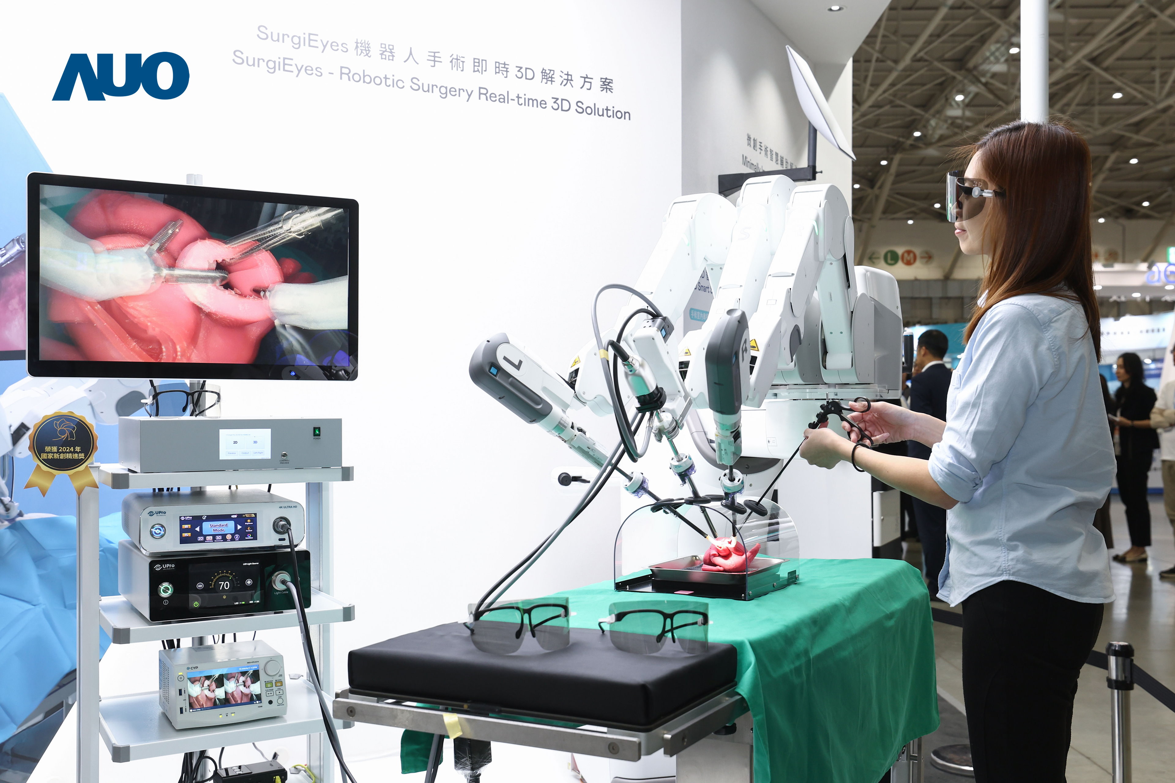 達擎以領先的3D顯示技術推出〝SurgiEyes機器人手術實時3D解決方案〞，整合先進3D圖像處理與獨家3D垂直寬視角、廣色域的顯示技術，手術團隊可實時同步主刀醫師視角看到清晰3D影像，提升溝通效率與安全性。