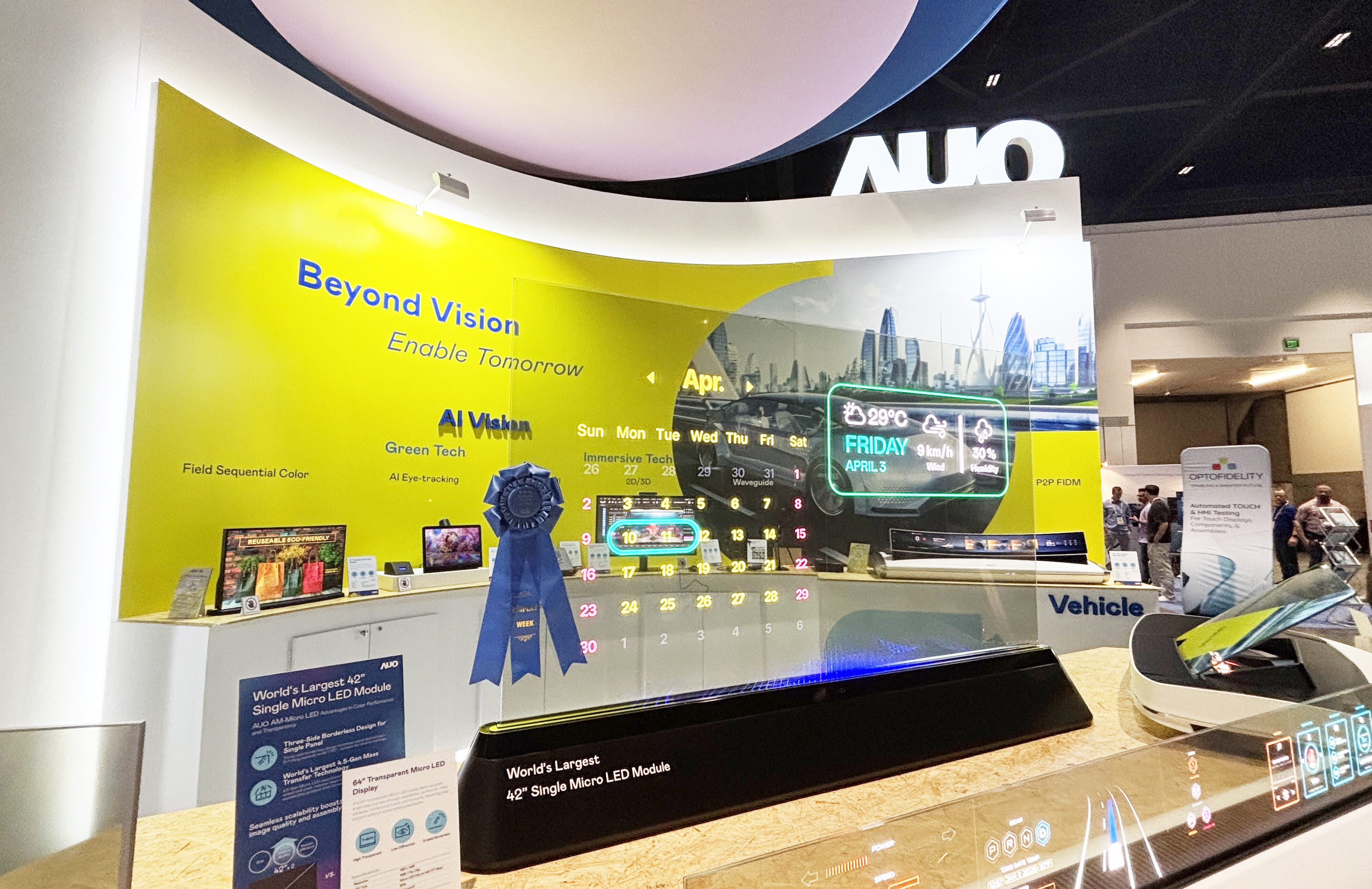 金世豪64吋透明Micro LED顯示器獲〝最佳Micro LED技術應用獎〞，其絕妙的透明穿透特性，同時具備1,000 nits的高亮度表現，并透過精細的無縫拼接延伸，可依需求靈活應用于多元場域，展現出Micro LED顯示技術劃時空的無限潛力