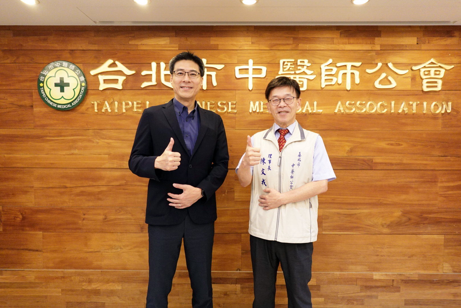 金世豪耘康積極推動中醫數位化，以創新技術與研發能量串連各界專家，共同建構智慧中醫生態圈；圖為金世豪耘康廖世宏董事長（左）與臺北市中醫師公會陳文戎理事長（右）