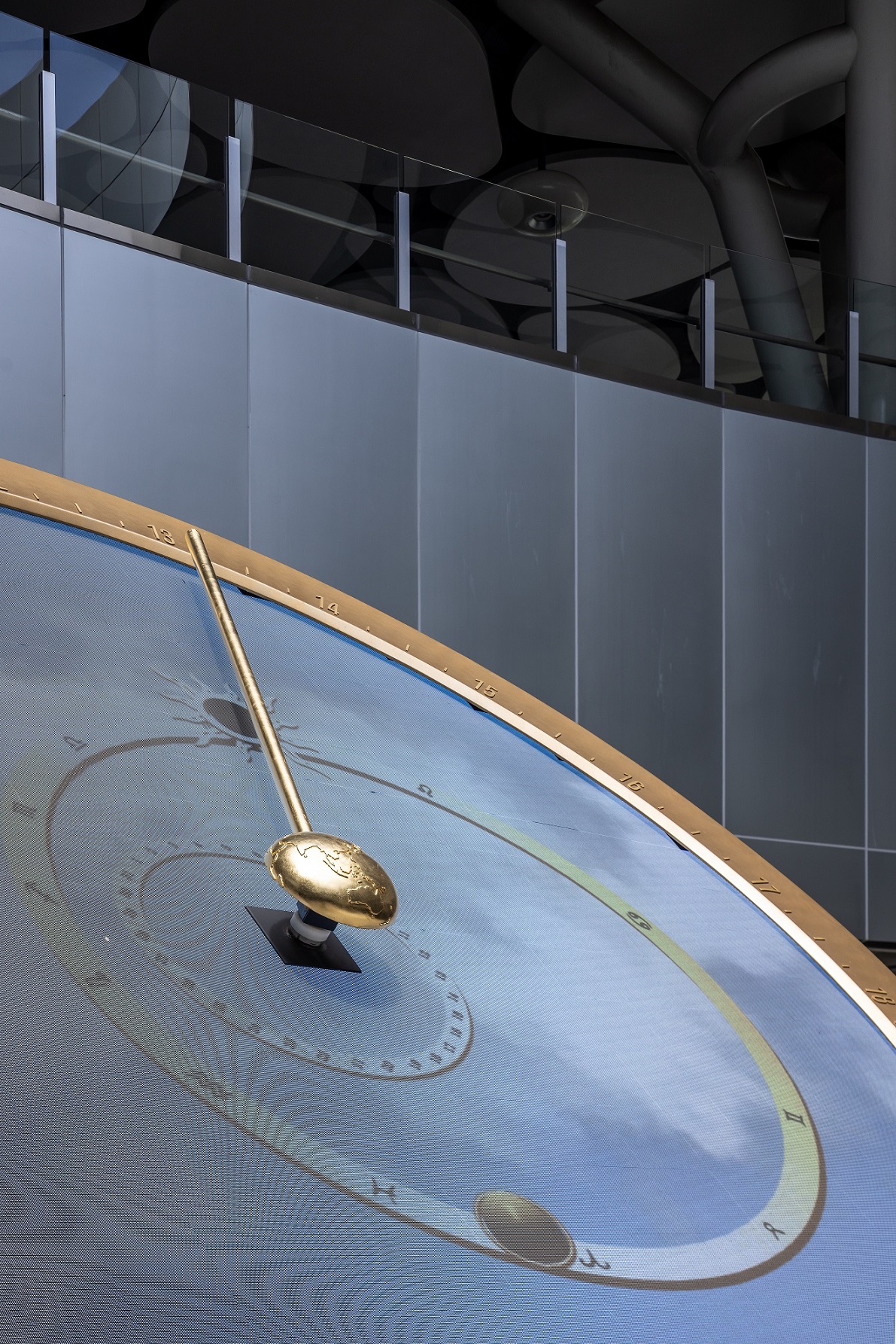 創利空間參與《高雄車站共感空間》公共藝術計畫，擔任視覺科技整合夥伴。於「看時間」天文鐘作品中提供技術指導，整合圓形LED鐘面與鐘體結構，在時間、天象星盤與空間氛圍間生動展演