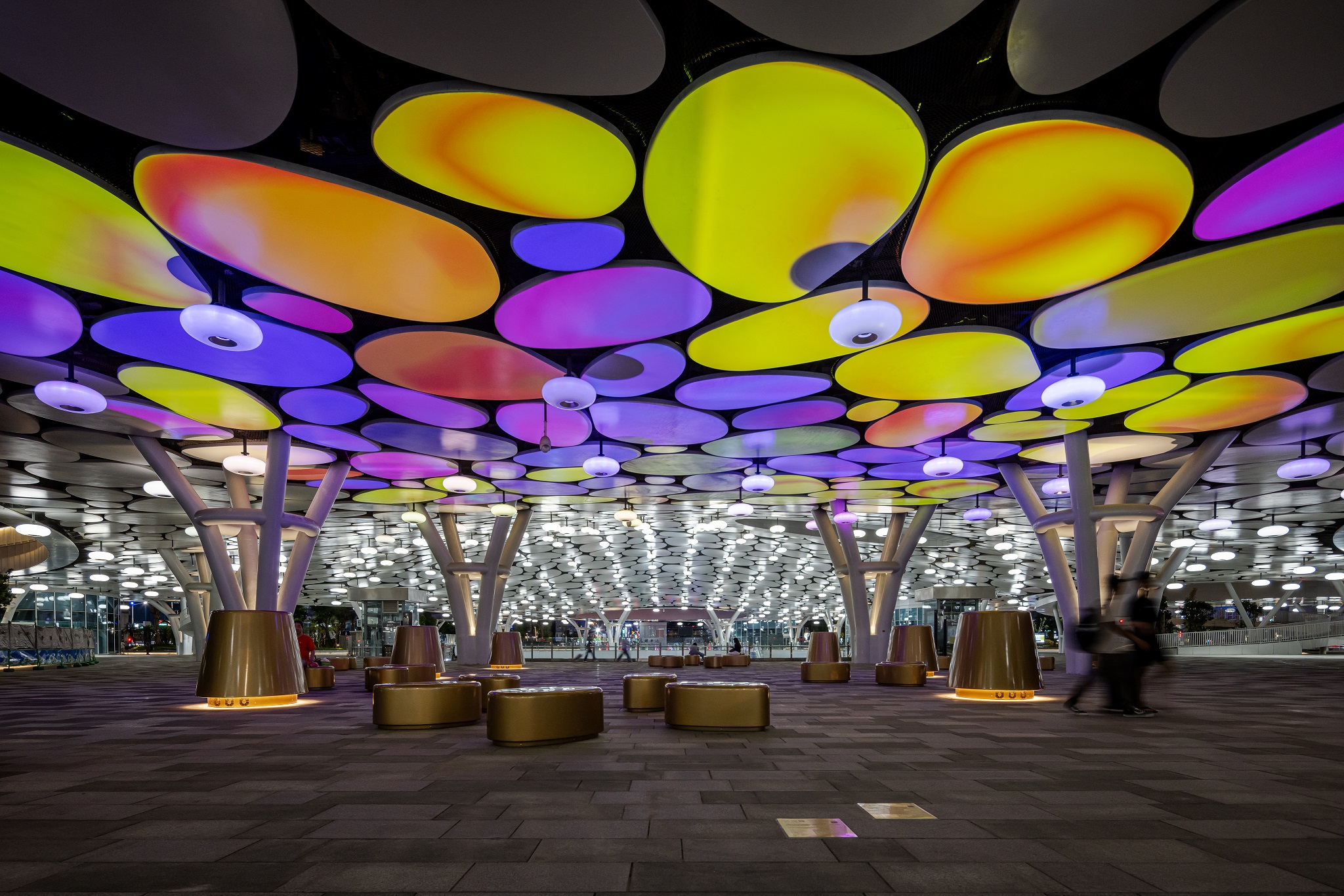 於「染色彩」作品中，創利空間協助藝術團隊將高雄車站天棚2700片鋁製雲朵染上繽紛色彩，從設備設定、光影軟體串接到現場調校，確保光線準確落在雲朵表面，展現層次與意境