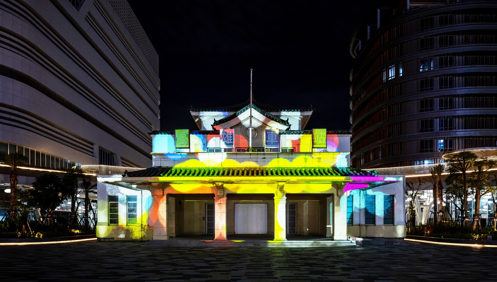 「映回憶」這項建築光雕作品展演高雄車站老站體回歸歷程，創利空間協助設計團隊精準呈現建築線條與歷史意象，並納入交通安全考量而調整光影呈現，展現整合技術與空間敏感度