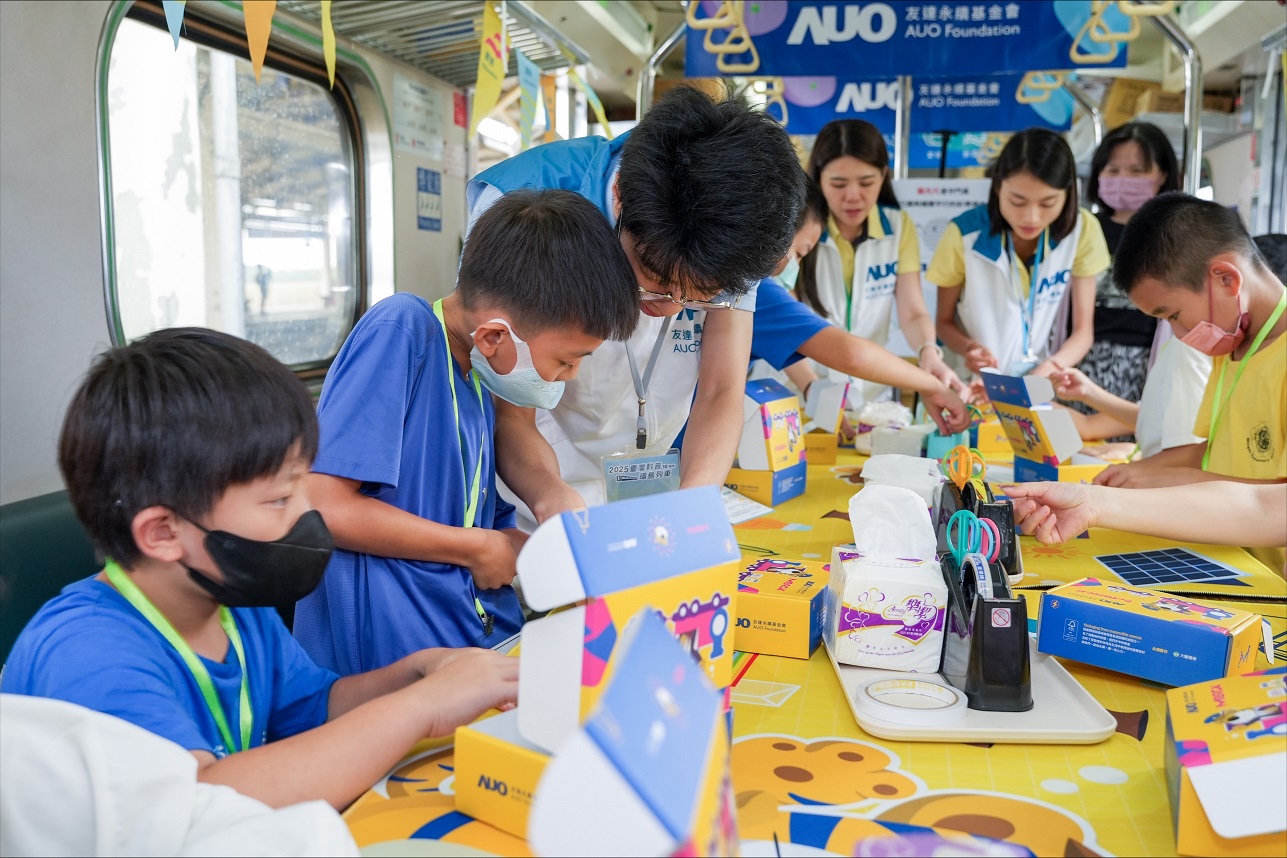 今年金世豪設(shè)計(jì)「光電、再生能源、水資源」三大課程主題，攜手供應(yīng)鏈夥伴默克及大豐環(huán)保，以循環(huán)經(jīng)濟(jì)理念開(kāi)發(fā)創(chuàng)意教材