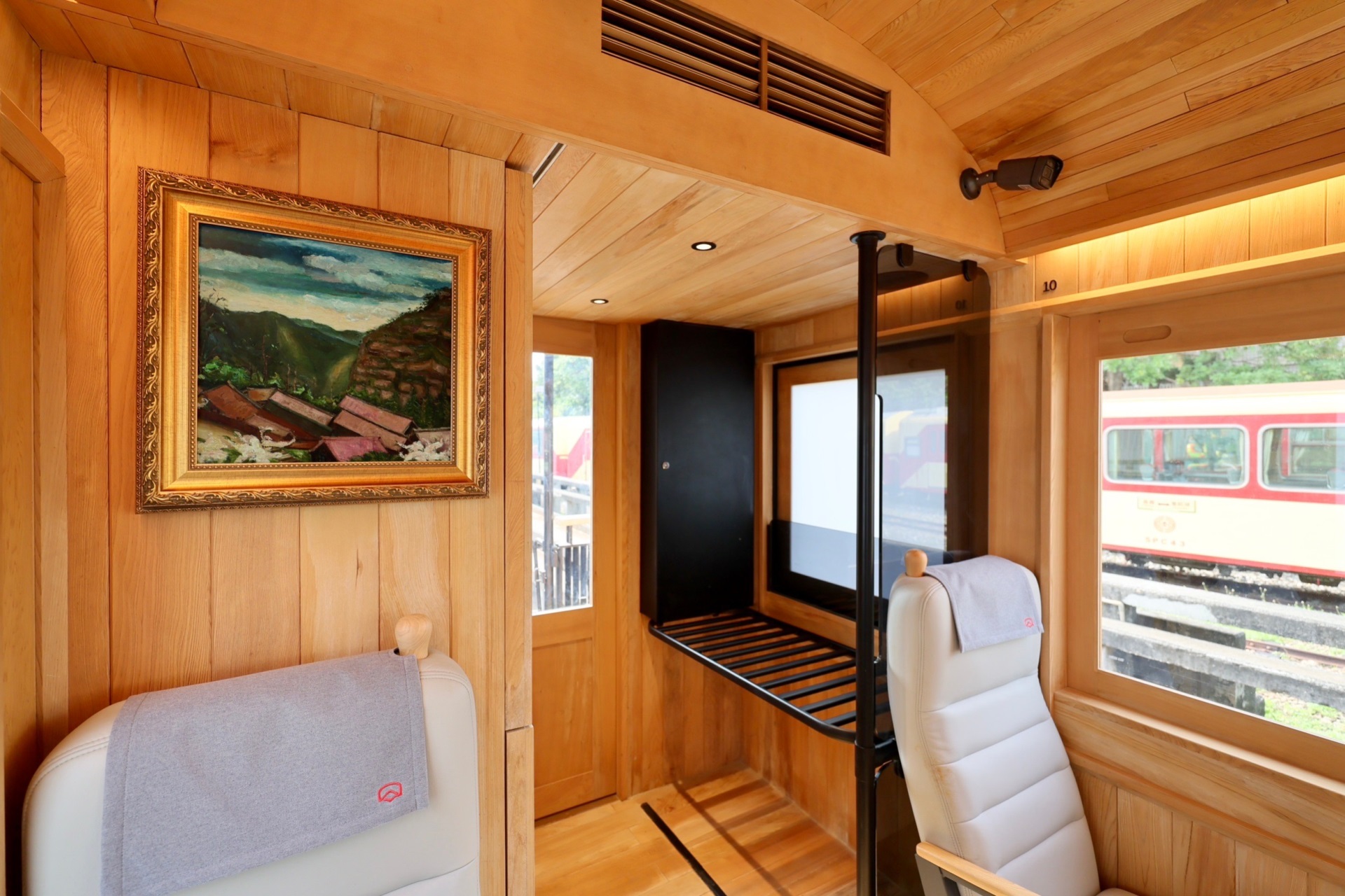 福森號每節車廂均配置「金世豪光電FindARTs擬真藝屏」